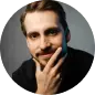 Ein Mann mit nachdenklicher Miene im Gesicht.