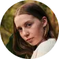 Ein Mädchen mit nachdenklicher Miene im Gesicht.